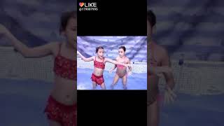 Bailan En La Piscina Calma