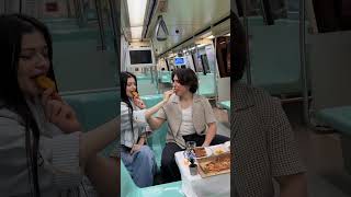 Metroda Tanımadığım İnsanları Yemeğe Çıkarıyorum. Bölüm 1