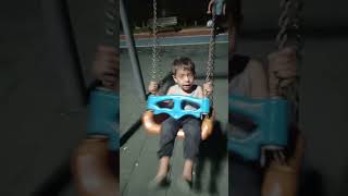 Amine Merve Hatun Parkta Salıncakta