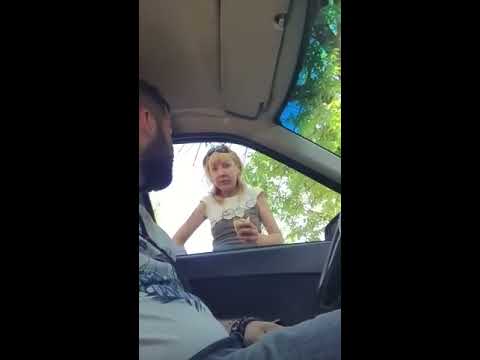 Молодая девка сосёт волосатый член в машине