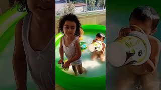 Defne Ve Kuzeninin Balkonda Havuz Keyfi