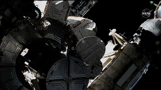 Astronautas trabajan en paneles solares en la EEI