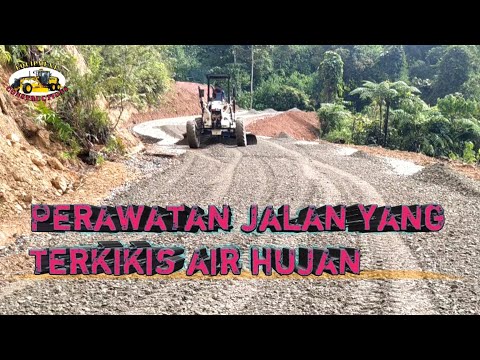 Equipment Constructions Road - Perawatan jalan yang terkikis hujan di samping titik longsoran