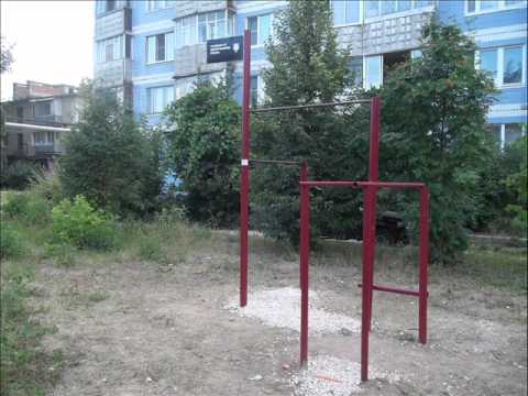 Турник и брусья во дворе