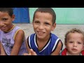 Casal com idade inferior a 40 anos tem 12 filhos do sexo masculino cujos nomes iniciam com a letra R