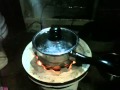 ロケットストーブ型の七輪で発電してLEDとラジオ
