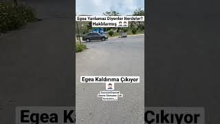 Egea Yanlarken Kaldırıma Çıkıyor