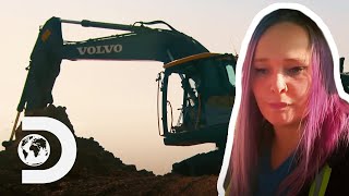 Monica Beets Uses Excavator Arm To Transport Broken Excavator | Season 10 | Gold Rush