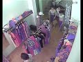 Camera an ninh: 'Nữ quái' vờ mua váy ăn cắp iPhone 5