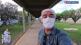 Marcos Davi visita uma fábrica que produz cerveja de mandioca, para os maranhenses.