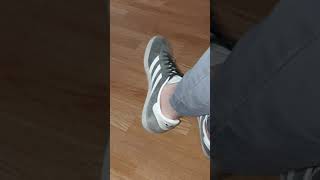 Shoeplay in sneakers (Sockless)