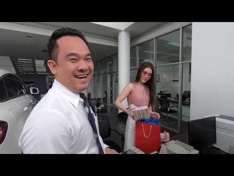 Á hậu Châu Á 2018 xách nguyên bịch tiền đi "đường quyền" nhận xe tức tốc không đợi chờ!