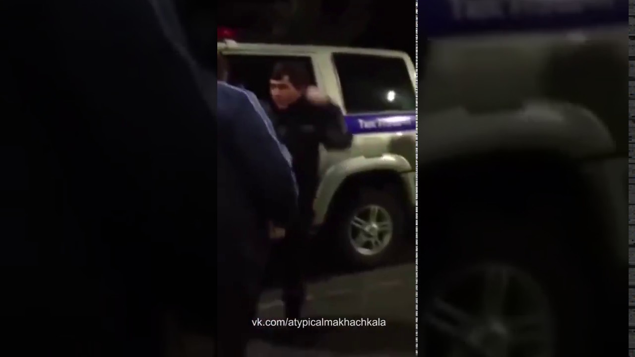 Мужик надевает презерватив и грубо трахает домохозяйку в лысую пилотку