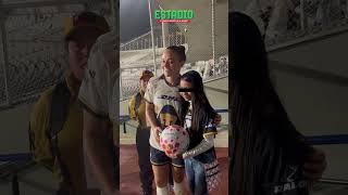 Stephanie Ribeiro Regala Balón En Su Partido 100 Estadio Deportes