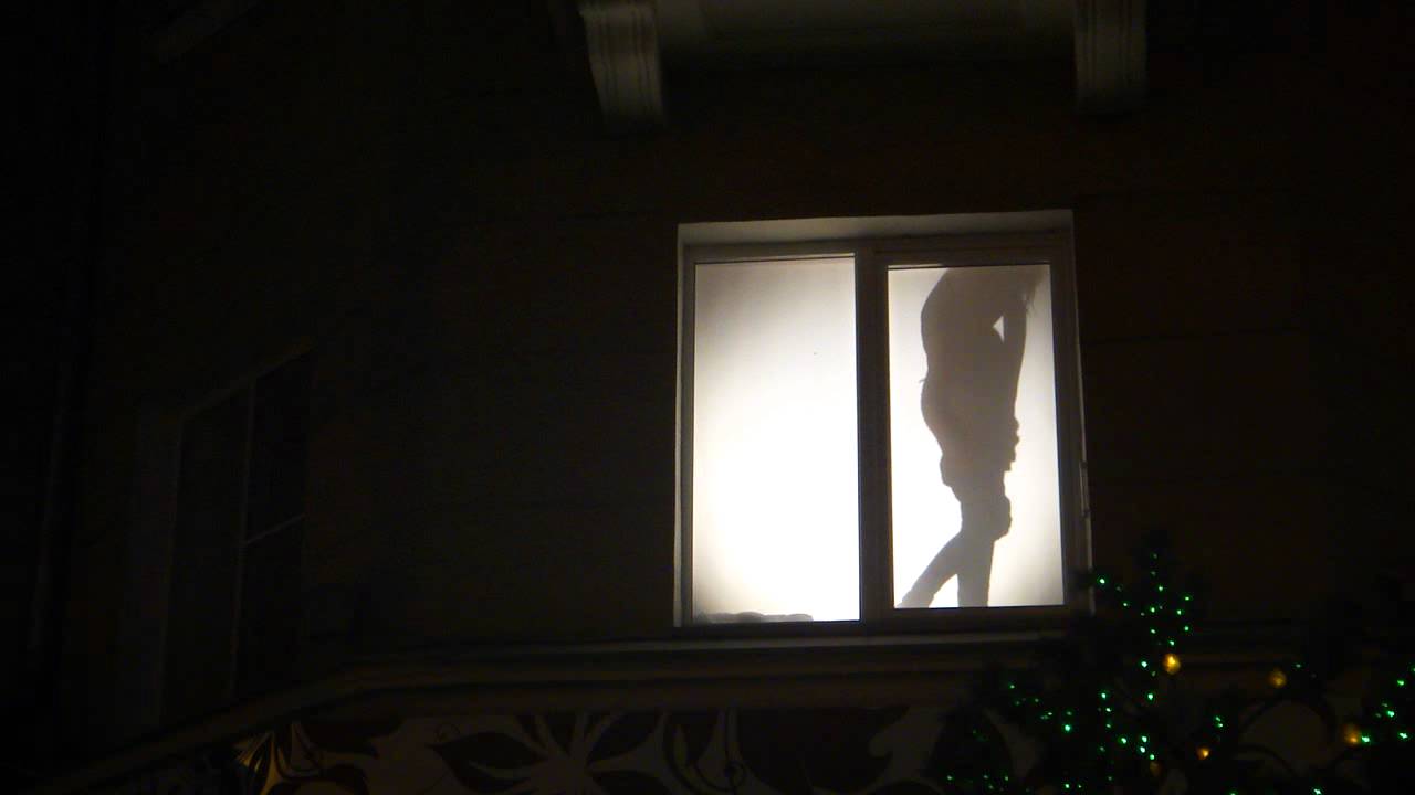 Извращенка устроила стриптиз напротив окна