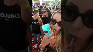 Colocando Droga Em Copo De Menina. Festa Rave