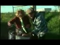 donna in bicicletta con gallina