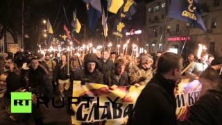На Украине националисты провели факельные шествия и спилили советский памятник