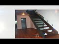 nettoyer une rampe d'escalier en bois