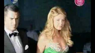 Aysun Kayacı Dekolte