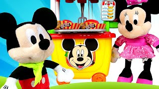 Bebek Oyunu. Mickey Mouse Oyuncak Sandviçleri Hazırlıyor. Evcilik Oyunu.