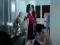 Donna che scoreggia in ufficio