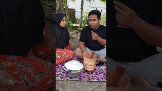 Rujak Tumbuk Menggunakan Lumpang Kayu