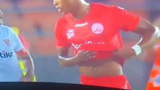 Salamba Akiomba Kiatu Kwa Mchezaji Wa Sevill Kwenye Mechi Ya Kirafiki Baina Ya Simba Vs Sevilla
