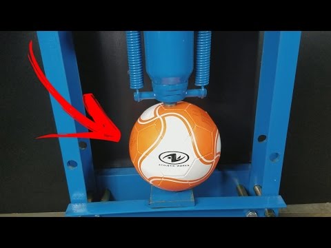 ESMAGUEI UMA BOLA DE FUTEBOL COM UMA PRENSA DE 15 TONELADAS!