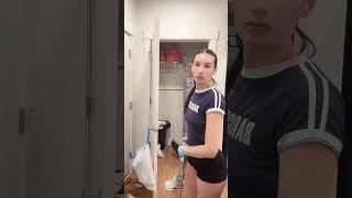 Gatinha De Shortinho Curto Perfeito Limpando A Casa