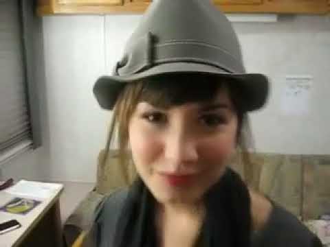 Demi Lovato Does Jonas Brothers Impressions!