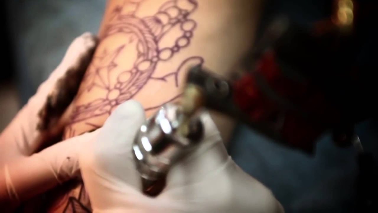 Татуировщик трахает клиентку а потом забивает ей рисунком очко