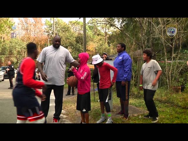 Shaq Joins Police Officer Who Played Basketball In Street With Kids - Video