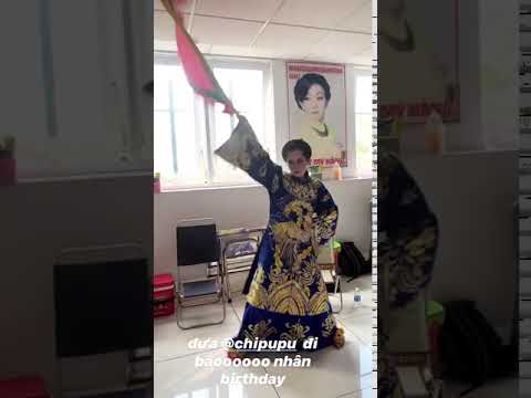 Chi Pu diện đồ hát tuồng nhưng lại đi dép gấu, khiến fan &39;quỳ&39; với màn múa cờ như… &39;quay bông vụ&39;