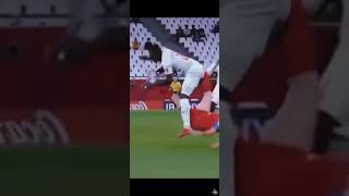 Kadın Futbolcu Erkek Futboluyla Dalga Geçti