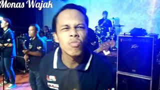 Bella Antika Ambilkan Gelas