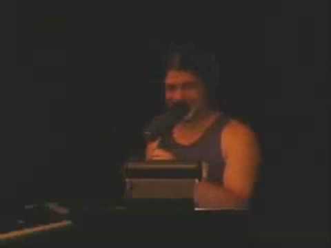 Rob Trujillo, the bassist of Metallica, is trying to sing "what don&squot;t kill you makes you more strong" from "Broken, beat and scarred" (Death magnetic,