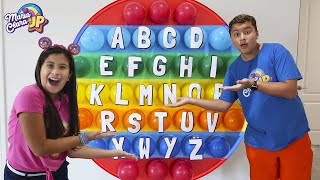 Maria Clara e JP ensinam o alfabeto com Pop it e Fidget toys