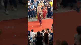 Roman Havası Oynayan Yetenekli Küçük Kız