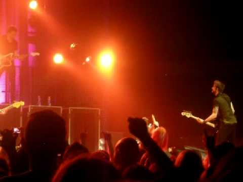 Hayley Williams Introduction by Josh Farro and Jeremy Davis's awesome flip!