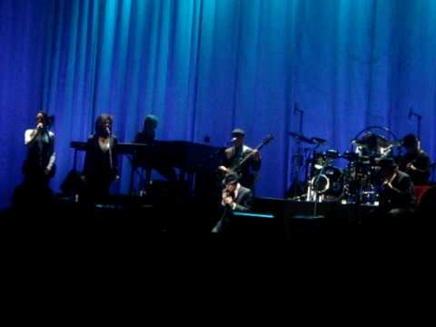 Leonard Cohen faints in Valencia during concert