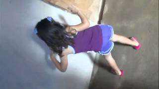 Essa menina dançando é uma graça Essa menina dançando é uma graça