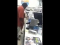 Combattimenti da strada/Street Fight: Uomo nero picchia una donna bianca per superare la fila