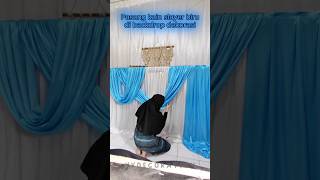 Pasang Kain Slayer Biru Di Backdrop Naik Turun