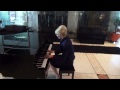 Karina Rabolini tocando el piano