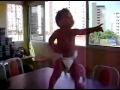 Bebe brasileño bailando samba