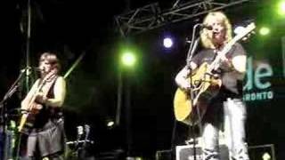 Watch Indigo Girls Heartache For Everyone video