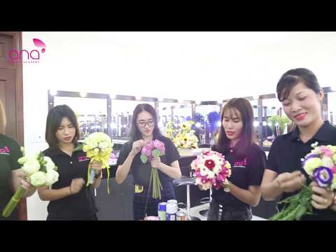 Học trang điểm cô dâu chuyên nghiệp ở đâu mà được học luôn kết hoa như thế này?