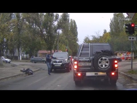 Джип проезжая на зелёный сбивает милиционера