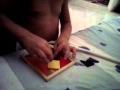 niña armando juego de adulto